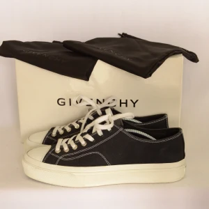 Givenchy Sneakers - GIVENCHY SNEAKERS  Storlek : 42  Passform : En storlek större  Användning : Skorna är i väldigt fint skick utan defekter  Nypris : Cirka 5500SEK