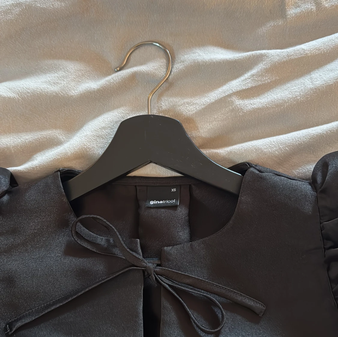 Svart knytblus från Gina  - 1