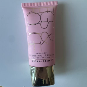 Figs & Rouge Blurring Primer - Satin Soft Blurring Primer från Figs & Rouge i en söt rosa tub med guldfärgat lock. Ger en matt finish, suddar ut ojämnheter och fixerar din foundation. Innehåller 30 ml och är silikonfri med ingredienser som arktiskt blåbär och marshmallowrot.