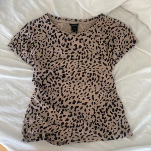 leopardtopp - jättecooolll, prickig/leopard mönster!! 🩵💘🐆😇🐬🥰🫰🏼💕😜🐆🐬😇