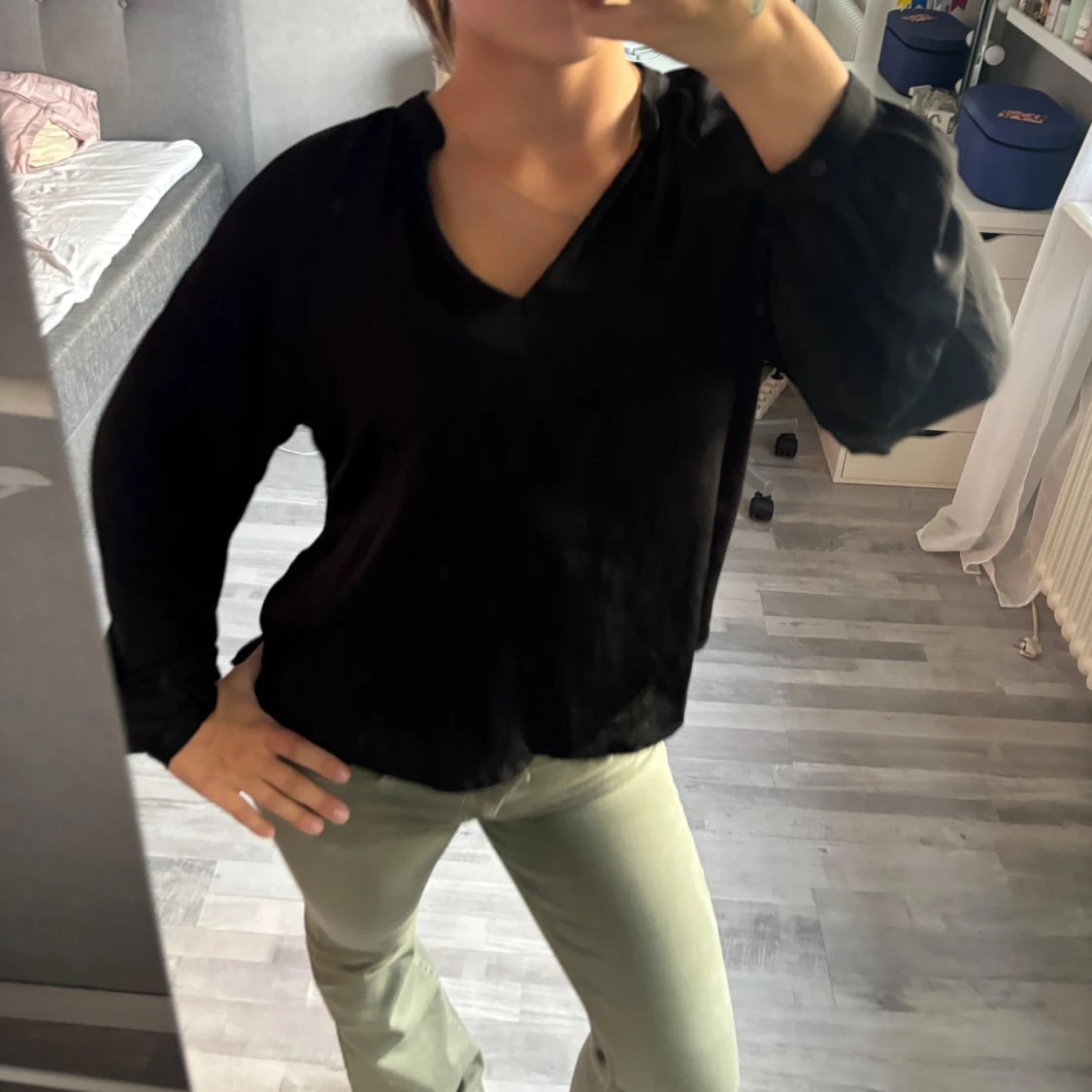 Svart v-ringad blus med långa ärmar