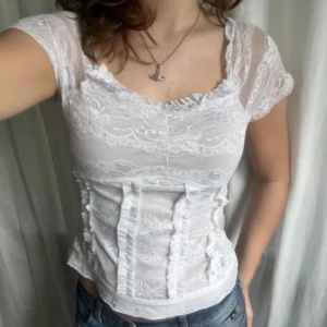 Vit spets topp - Supersöt vit sommartopp. Inga defekter skriv till mig om du har frågor!