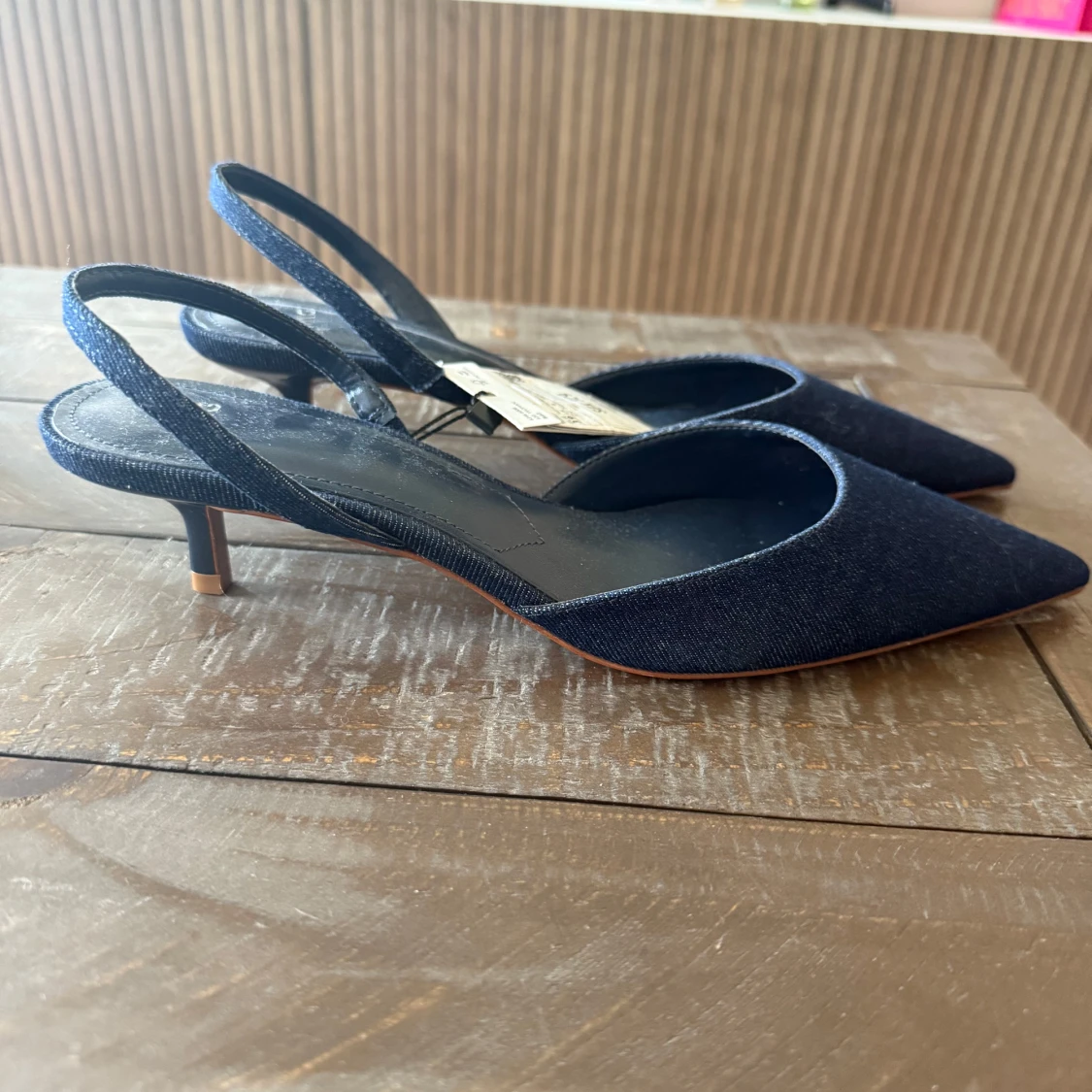 Mörkblå pumps i denim från Mango