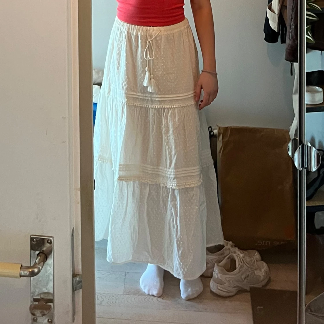 Vit långkjol med snörning och volang