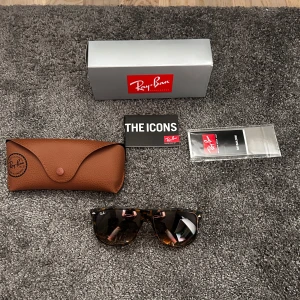 Rayban boyfriend  - Som nya utan repor eller defekter. Allt på bilderna ingår. Större storleken