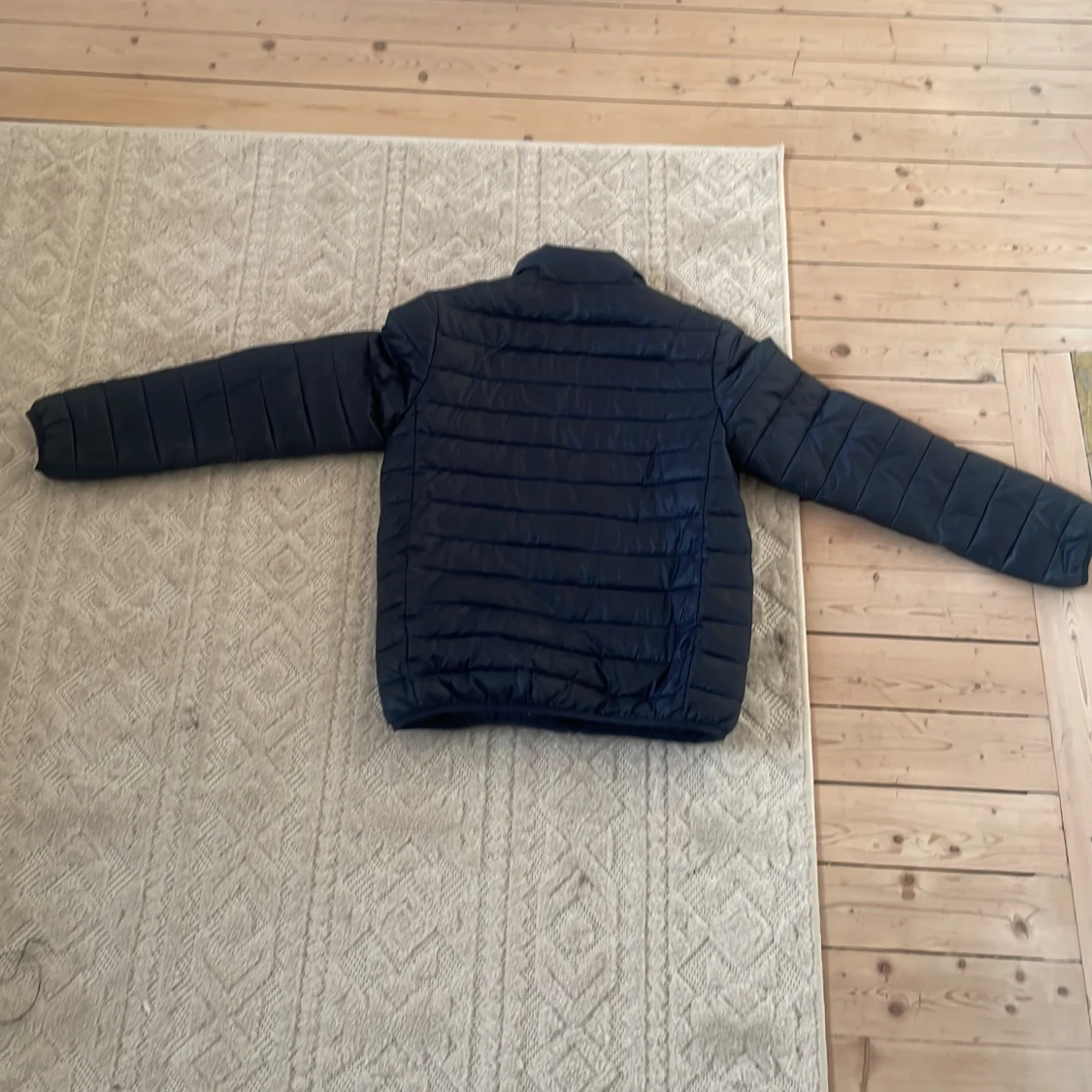 Svart pufferjacka med dragkedja - 1