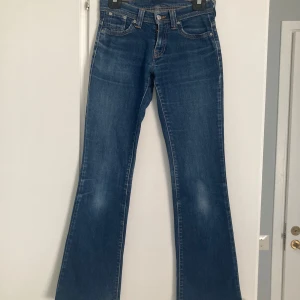 Levis Jeans low waist bootcut - Jättesnygga lowaist bootcut jeans, lite slitna men fortfarande väldigt fina!💞 det står inte på de vilken storlek de har men skulle uppskatta xs/s
