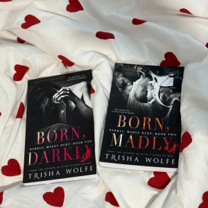 Born, Darkly & Born, Madly (Darkly, Madly Duet) - Två böcker i Darkly, Madly Duet-serien av Trisha Wolfe. Omslagen är mörka och suggestiva, med passionerade motiv. Perfekt för dig som gillar spännande och intensiva berättelser med romantiska och mörka undertoner.