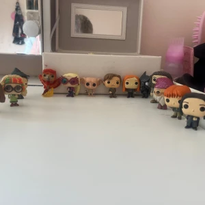 Harry Potter - Upptäck magin med Harry Potter! Denna bok tar dig till Hogwarts värld med älskade karaktärer som Hermione, Ron, Dobby och Dumbledore. Perfekt för dig som älskar äventyr, vänskap och spänning. En modern klassiker för unga och unga vuxna.