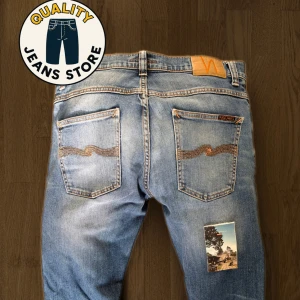 Nudie jeans grim tim - Tidlösa nudie jeans i en riktigt snygg wash i den populäraste modellen Grim Tim. Storlek W33(sitter som W31), L34. Nypris: 1600. Skick: 9/10, inga hål, missfärgningar och etc. Skriv vid minsta lilla fråga👍
