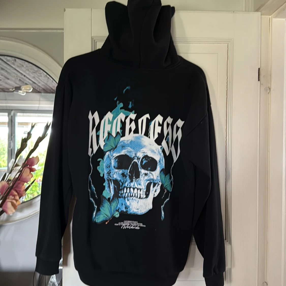 Svart hoodie Reckless med dödskalle - 1