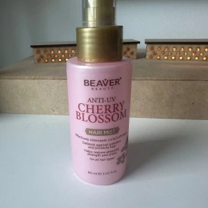 Beaver Cherry Blossom Hair Mist - Söt rosa sprayflaska med anti-UV Cherry Blossom Hair Mist från Beaver Beauty. Innehåller 80 ml och skyddar håret mot UVA/UVB-strålar samt föroreningar. Ger elasticitet, styrka och glans. Sulfat- och parabenfri leave-in formula med blommig doft.