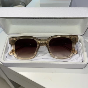 Solglasögon från CHIMI, 04 i färgen Ecru - Fina glasögon i bra kvalite. De har använts men är i mycket bra skick. Man får med allt som kommer med originalförpackningen. 💞💞nypris ligger på 1400kr