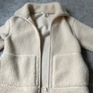 Teddy Jacka - Säljer min fina Teddy jacka i nytt skick har typ aldrig använts!💕