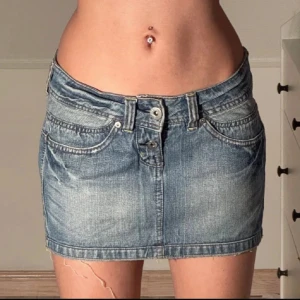 Low waist jeanskjol  - Ursnygg low waist jeanskjol med söta stygn bakpå!💞💞 Trendig och perfekt passad inför sommaren!❤️‍🔥(Inte mina bilder!