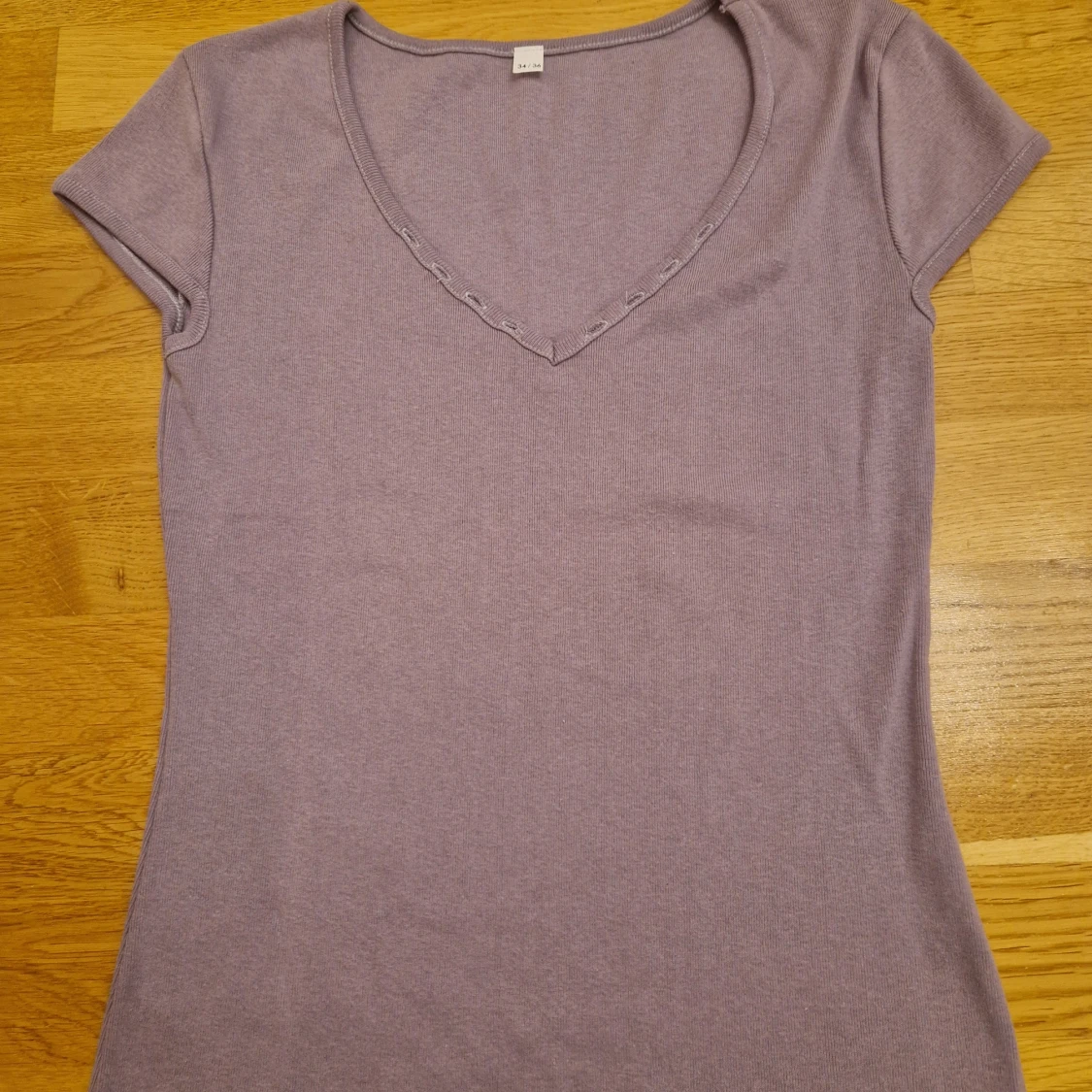 Ljuslila ribbad topp med v-ringning - 1