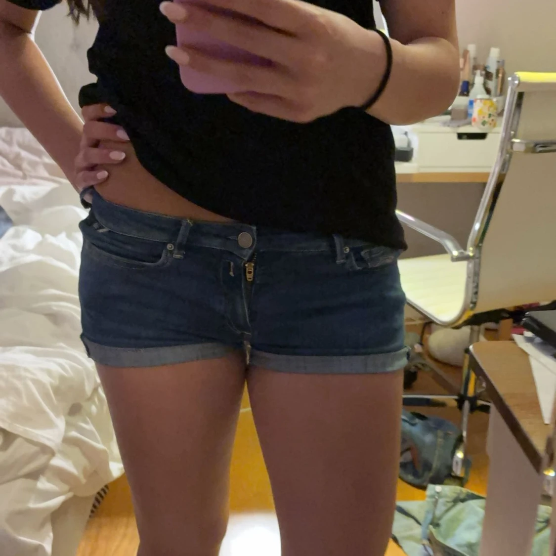 Mörkblå jeansshorts med gul söm - 2