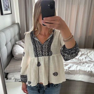 Zara blus - Säljer denna super söta blusen från Zara då den inte kommer till användning längre. Och i princip oanvänd. Storlek S🥰 skriv vid frågor och funderingar 