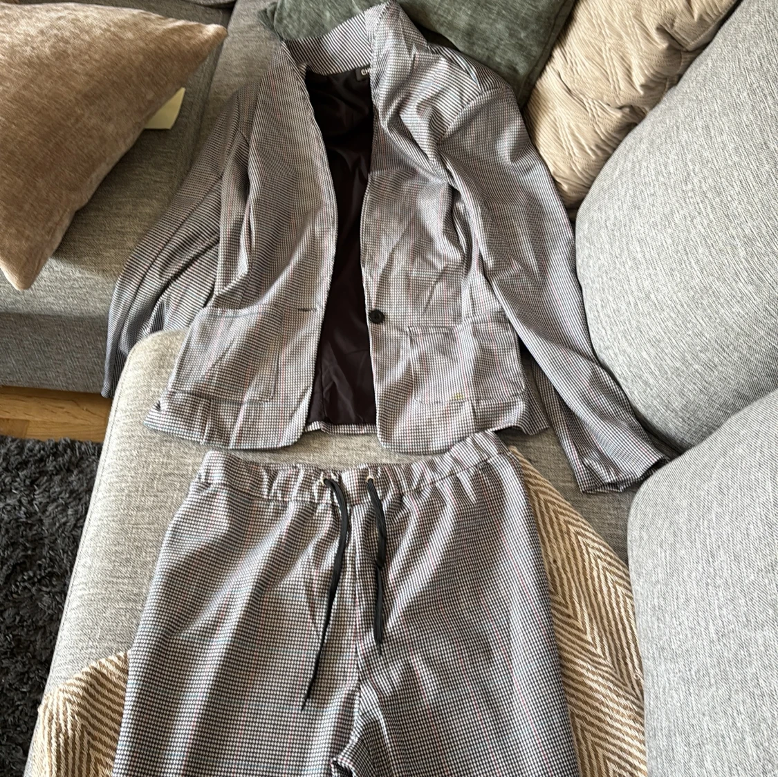 Rutig kostym från Caprice, grå/vit - 1