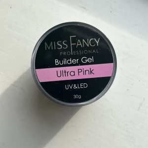Builder Gel - Miss fancys builder gel i färgen ultra pink, hög viskositet. Endast testad, inget fel på den!
