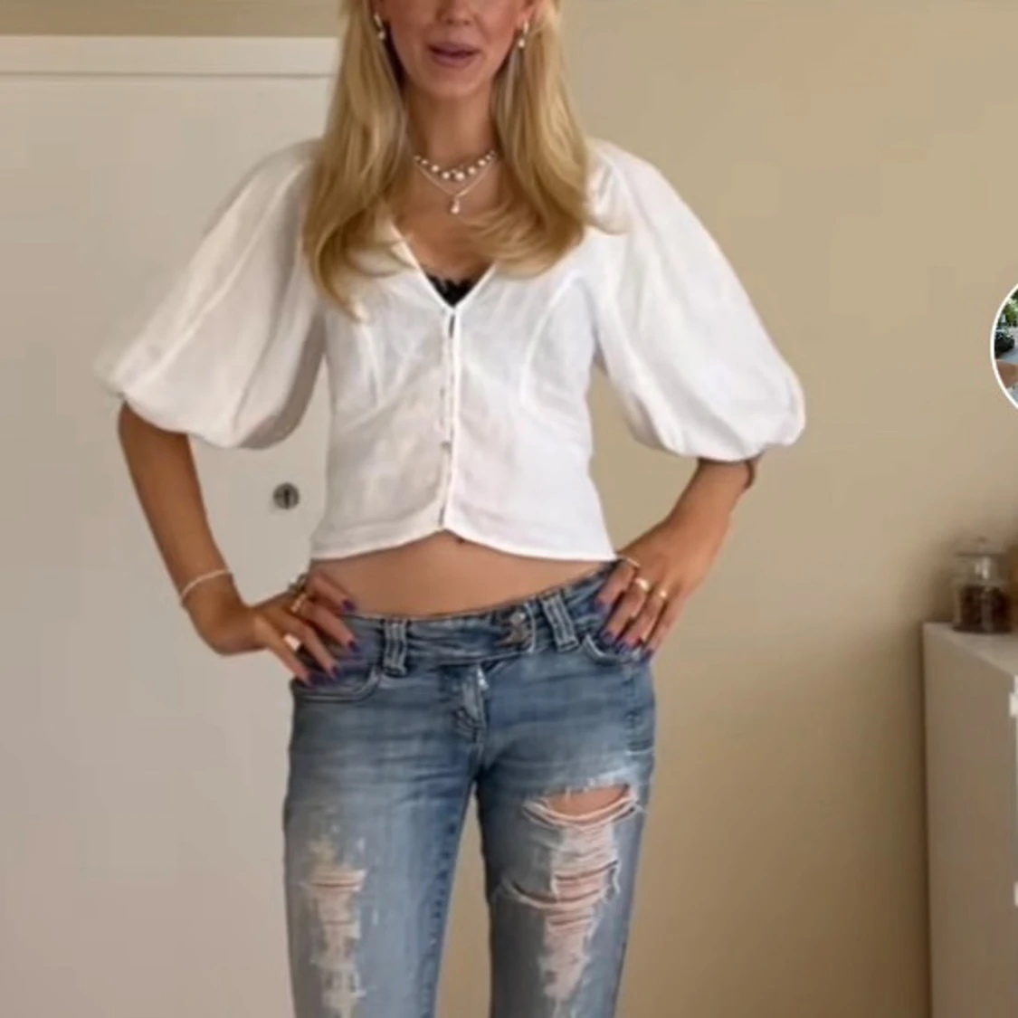 Vit blus med puffärmar och knappar - 3