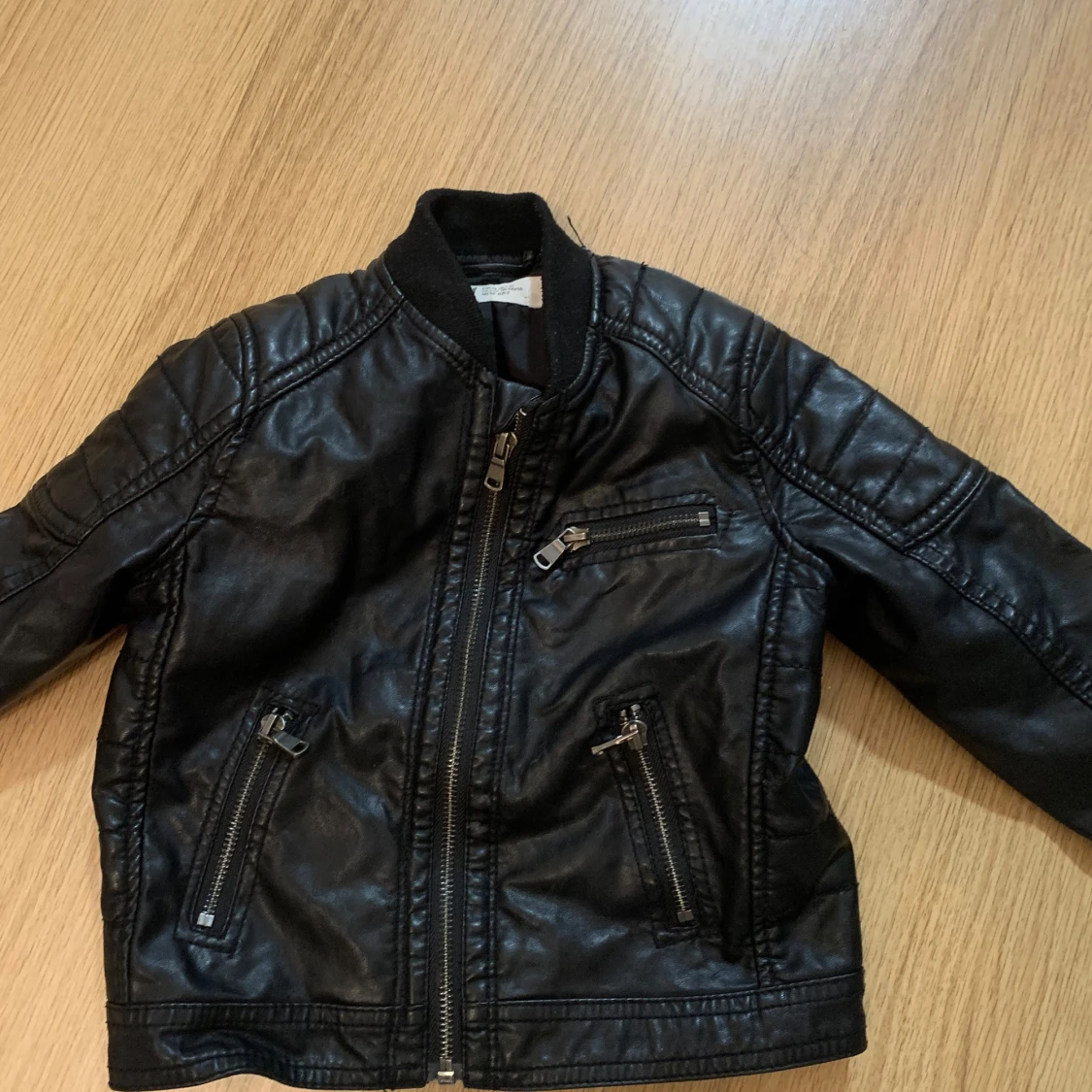 Svart skinnjacka från H&M, strl 98