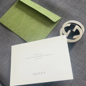 Svart Gucci skärp med silver GG-spänne - Snyggt svart bälte från Gucci i skinn med klassiskt silverfärgat GG-spänne. Bältet har diskret präglad logga längs remmen och känns både lyxigt och stilrent. Perfekt accessoar för att lyfta din outfit med en exklusiv touch.