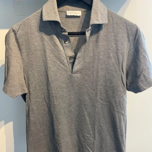 Gran Sasso piké - Tja! Säljer denna stört feta Gran Sasso pikén! Storlek 46 ( Ca storlek S ) Skick 10/10 Knappt använd  Nypris 1900 ca  Säljer för 699