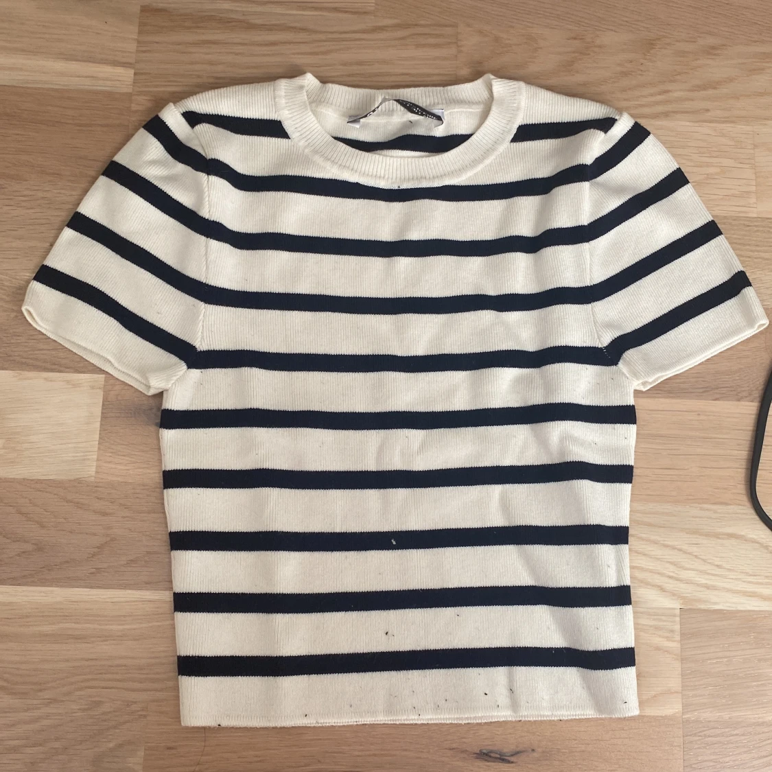 Randig stickad topp i marin stil