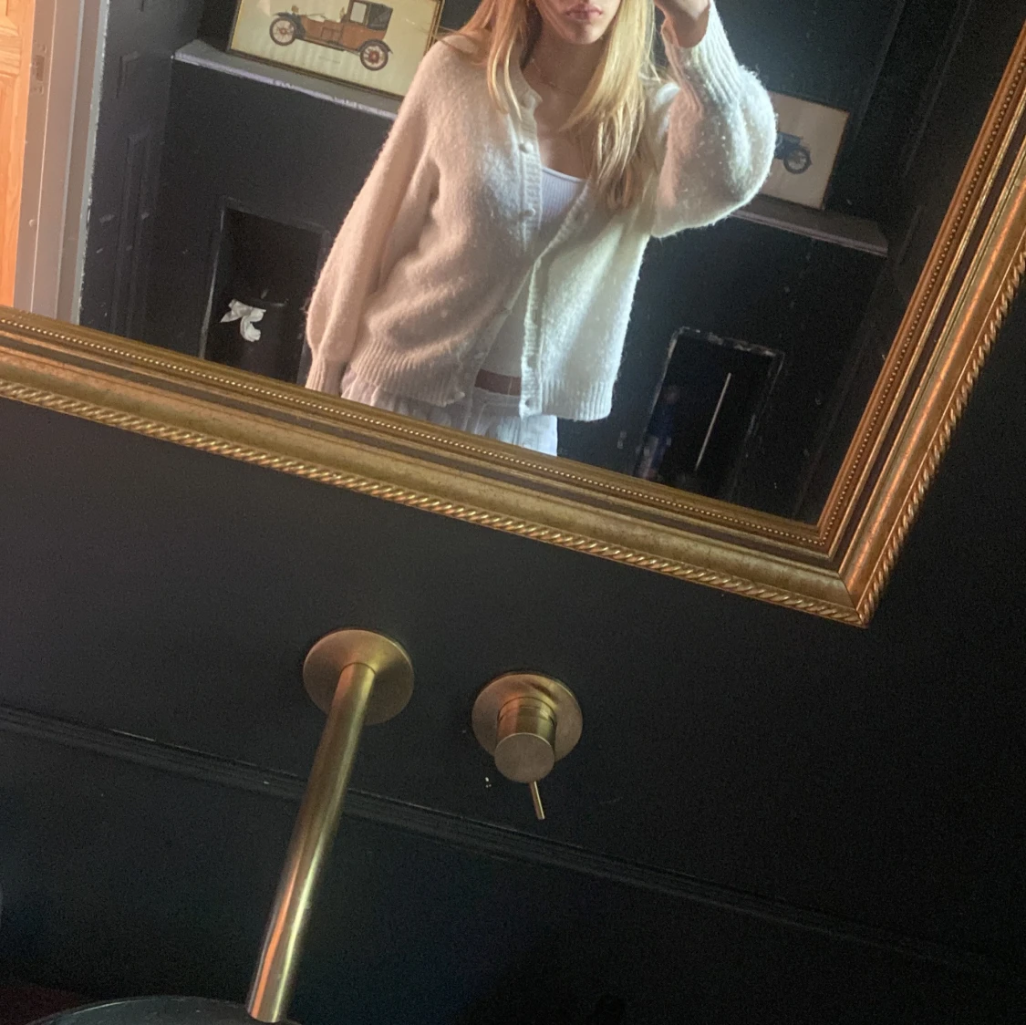 Vit fluffig kofta av ull med knappar