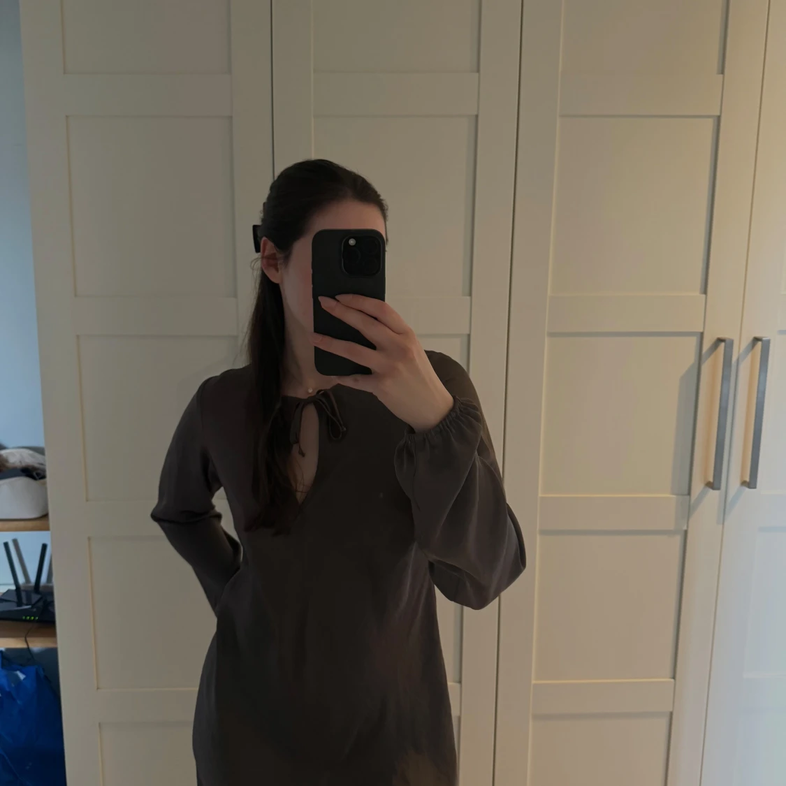 Mörkgrön långärmad klänning med knyt