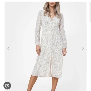 Adoore klänning - Säljer min adoore paris lemon dress🤍 Då den inte kommer till användning. Bra skick!