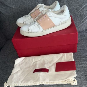 Valentino open - Ett par riktigt snygga Valentino Garavani Open I beige-rosa, storlek 36. Skor, original låda/dustbag/äkthetsintyg följer med vid köp. Liten defekt på ena skon, se sista bild. Hör gärna av dig vid frågor!