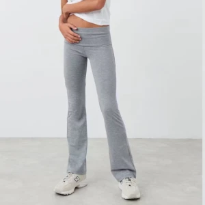 Grå yoga pants från Gina Tricot - Snygga grå yoga pants från Gina Tricot i storlek 146/152. De har bootcut-modell med låg midja och är gjorda i mjukt bomullsmaterial med stretch. Perfekta för en chill och trendig look. Köpta för 199 kr.