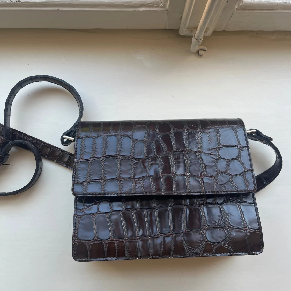 Mörkbrun axelväska från Ganni