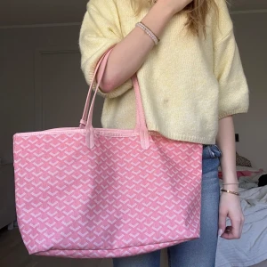 Axelarmsväska  - Jätte fin rosa Axelarmsväska med en liten sido väska som kan användas som till exempel plånbok. Väskan har stort utrymme och är väldigt praktisk. Kontakta mig om du har några frågor! 