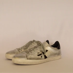 Premiata Sneakers  - PREMIATA SNEAKERS  Storlek : 43  Passform : Normal  Användning : Skorna är i fint skick utan defekter  Nypris : Cirka 2500 SEK