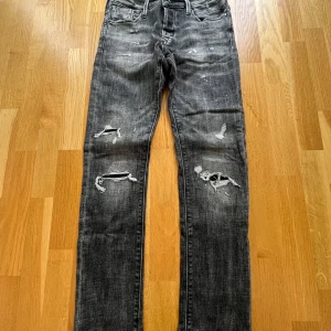 Jack & Jones jeans - Säljer ett par riktigt feta Jeans från Jack & Jones men slitningar dem är aldrig använda och är i skick 10/10