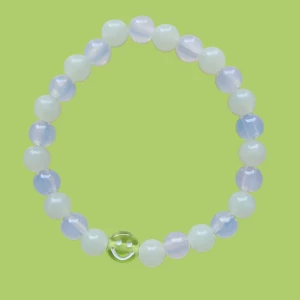 Pärlarmband med smiley i glas - Superfint armband med runda pärlor i vitt och ljusblått, samt en grön pärla med smiley-ansikte. En pärla är defekt, se Bild två samt lite mindre i storleken.