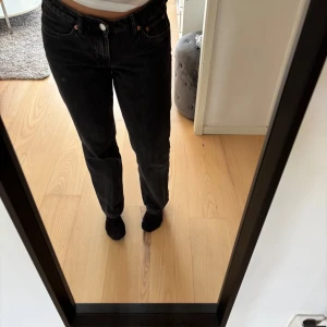 Svarta raka jeans med låg midja - Säljer ett par svarta jeans med raka ben och låg midja. Ifrån weekday i modellen arrow, W 27 L 32