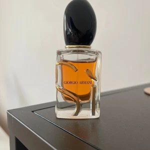 Giorgio Armani Sì Eau de Parfum Intense - .Säljer min Armani Sí Intense Eau de Parfum (dubblett i present – därför säljer jag). Självklart äkta.   Lyxig och kvinnlig doft perfekt för alla tillfällen 😍