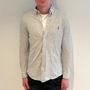 Ralph lauren skjorta - Ralph lauren skjorta | Skick: 9,5/10 | M | Fraktar via postnord eller instabox på köparens bekostnad | Hör av dig vid minsta fråga eller fundering! 