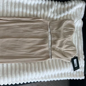 Beige set med långkjol och topp - Beige set från PLT med en långkjol och topp. Aldrig använt! Toppen har kvar prislapp men inte kjolen. 