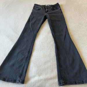 Svarta bootcut jeans - Snygga lågmidjade bootcut jeans. Använd några gånger ❤️