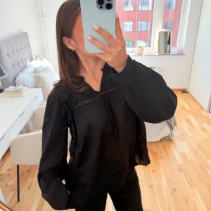 Svart blus  - Super söt svart blus med detaljer i tunnt material. Storlek XL men otroligt liten i storleken i och med att jag som brukar bära xs/s passar den. 