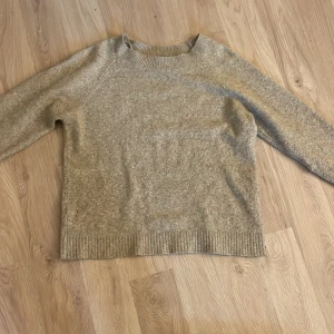 Stickad tröja - Säljer min stickade tröja från Vero moda då den inte används. Lite nopprig ( syns på bild 3) men annars ingastora tecken på användning. Nypris 300kr