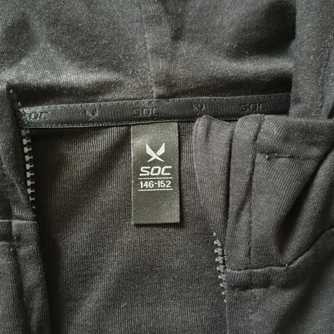 Svart hoodie med dragkedja från SOC - 2