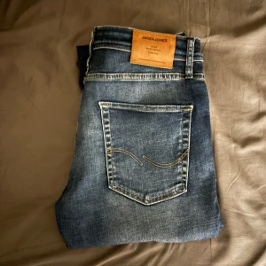 Blå jeans från Jack & Jones - Säljer jeans från Jack & Jones  