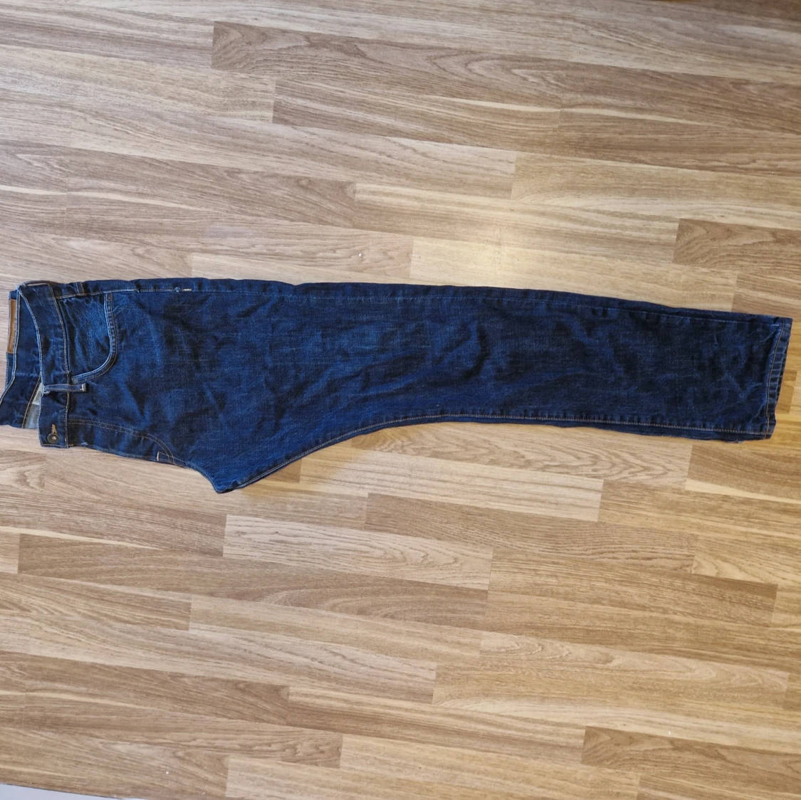 Mörkblå jeansbyxor från HM - 1