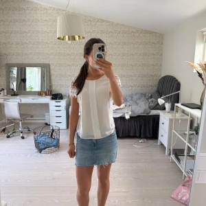 Vit blus med spetsärmar - Säljer denna söta blus från zara som är i väldigt bra skick😇💞💞